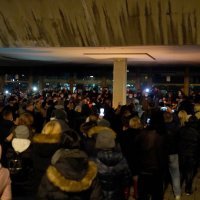 Beograđani se okupili kod Sava centra, pale svijeće i odaju počast Balaševiću
