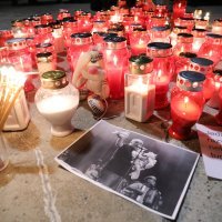 Obožavatelji se ispred Arene opraštaju od Balaševića