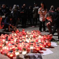Obožavatelji se ispred Arene opraštaju od Balaševića