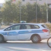 Mladić prijeti da će se baciti sa zgrade u Vodicama