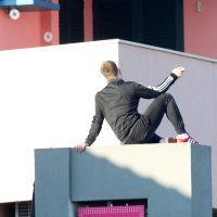 Mladić prijeti da će se baciti sa zgrade u Vodicama