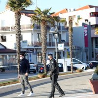 Mladić prijeti da će se baciti sa zgrade u Vodicama