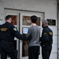 Privođenje 21-godišnjaka kojeg se sumnjiči za ubojstvo oca