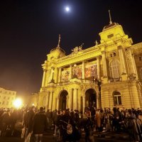 Veliki broj mladih zabavljao se ispred HNK u petak navečer u Zagrebu
