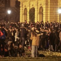 Veliki broj mladih zabavljao se ispred HNK u petak navečer u Zagrebu