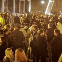 Veliki broj mladih zabavljao se ispred HNK u petak navečer u Zagrebu