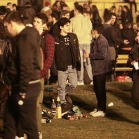 Veliki broj mladih zabavljao se ispred HNK u petak navečer u Zagrebu