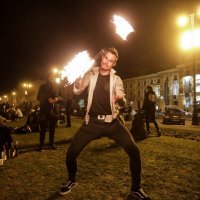 Veliki broj mladih zabavljao se ispred HNK u petak navečer u Zagrebu