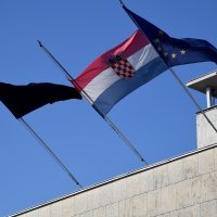 Na Poglavarstvu grada Zagreba obješena je crna zastava