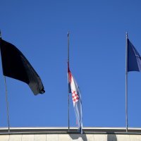 Na Poglavarstvu grada Zagreba obješena je crna zastava