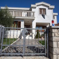 Pred rodnom kućom Milana Bandića upaljeni su lampioni i izvješena je crna zastava