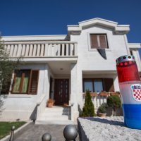 Pred rodnom kućom Milana Bandića upaljeni su lampioni i izvješena je crna zastava