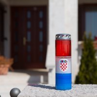 Pred rodnom kućom Milana Bandića upaljeni su lampioni i izvješena je crna zastava