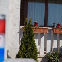 Pred rodnom kućom Milana Bandića upaljeni su lampioni i izvješena je crna zastava