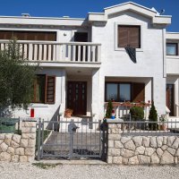 Pred rodnom kućom Milana Bandića upaljeni su lampioni i izvješena je crna zastava