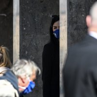 Građani u Praškoj ulici pale lampione za preminulog gradonačelnika