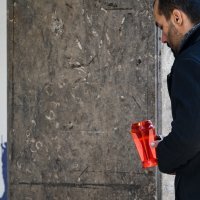 Građani u Praškoj ulici pale lampione za preminulog gradonačelnika