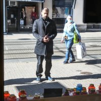 Građani u Praškoj ulici pale lampione za preminulog gradonačelnika