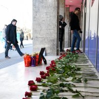 Građani u Praškoj ulici pale lampione za preminulog gradonačelnika