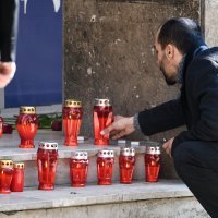 Građani u Praškoj ulici pale lampione za preminulog gradonačelnika