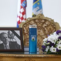 Zagreb: Kandidat HDZ-a za gradonačelnika Davor Filipović upisao se u Knjigu žalosti