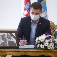 Zagreb: Kandidat HDZ-a za gradonačelnika Davor Filipović upisao se u Knjigu žalosti