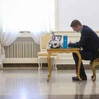 Zagreb: Kandidat HDZ-a za gradonačelnika Davor Filipović upisao se u Knjigu žalosti