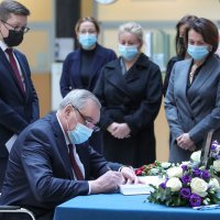 Zagreb: Ruski veleposlanik Andrej Nesterenko upisao se u Knjigu žalosti za Milana Bandića