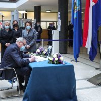 Zagreb: Ruski veleposlanik Andrej Nesterenko upisao se u Knjigu žalosti za Milana Bandića