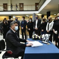 Andrej Plenković upisao se u knjigu žalosti za Milana Bandića