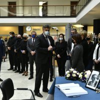 Andrej Plenković upisao se u knjigu žalosti za Milana Bandića