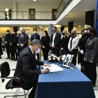 Andrej Plenković upisao se u knjigu žalosti za Milana Bandića