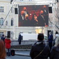 Zagreb: Građani na videozidu ispred HNK prate komemoraciju za Milana Bandića