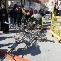 Karlovac: Skinut križ s tornja crkve Presvetog Trojstva