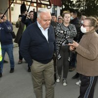 Nezadovoljni stanovnici Petrinje verbalno napali gradonačelnika Darinka Dumbovića