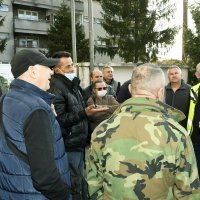 Nezadovoljni stanovnici Petrinje verbalno napali gradonačelnika Darinka Dumbovića