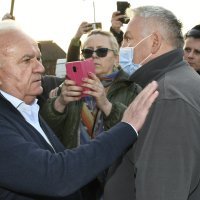 Nezadovoljni stanovnici Petrinje verbalno napali gradonačelnika Darinka Dumbovića