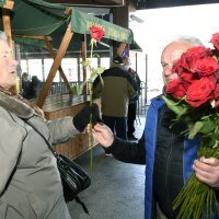 Petrinjski gradonačelnik Darinko Dumbović dijelio ruže