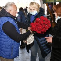 Petrinjski gradonačelnik Darinko Dumbović dijelio ruže