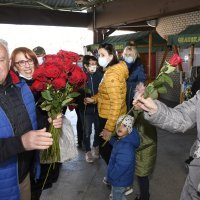 Petrinjski gradonačelnik Darinko Dumbović dijelio ruže
