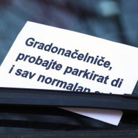 Poruke gradonačelniku Šibenika na vjetrobranskim staklima