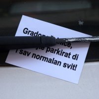 Poruke gradonačelniku Šibenika na vjetrobranskim staklima