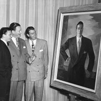 Frank Sinatra, Toots Shor i Joe DiMaggio gledaju DiMaggiov portret (travanj, 1950.)