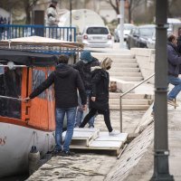 Omiš: Prijevoz putnika brodicama nakon zatvaranja ceste Omiš-Gata
