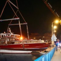 Prebacivanje brodice u Omišu