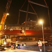 Prebacivanje brodice u Omišu