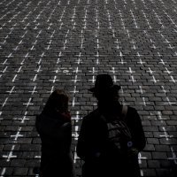 25 tisuća križeva na Staromestkim namestima u Pragu u znak sjećanja na 25 tisuća osoba preminulih s koronavirusom