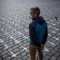 25 tisuća križeva na Staromestkim namestima u Pragu u znak sjećanja na 25 tisuća osoba preminulih s koronavirusom