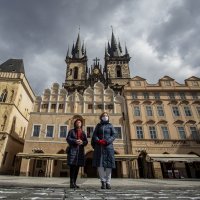 25 tisuća križeva na Staromestkim namestima u Pragu u znak sjećanja na 25 tisuća osoba preminulih s koronavirusom