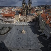 25 tisuća križeva na Staromestkim namestima u Pragu u znak sjećanja na 25 tisuća osoba preminulih s koronavirusom